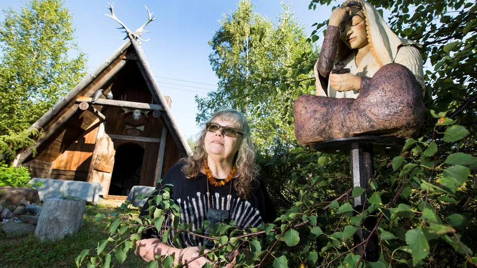 LOTUS. I en glänta nedanför vikingahuset som byggdes för en Nolia-mässa har Tora Ceder ställt ut människorna som ber för en bättre värld.
