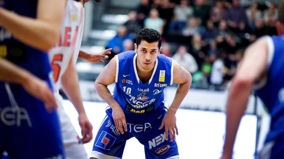 tar timeout. Samir Ali ska ta sig en funderare om framtiden. Han säger att han har tappat lusten för basketen lite.