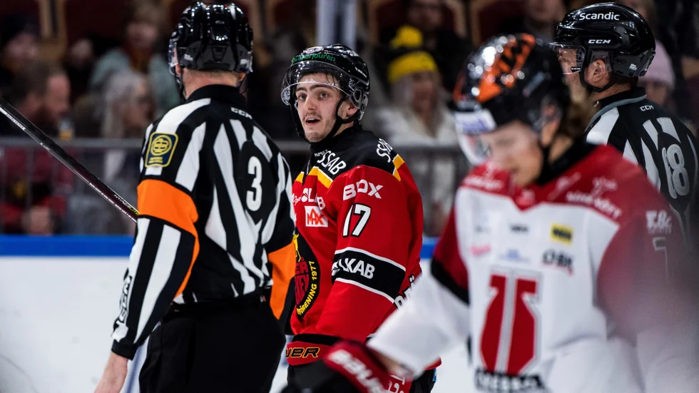Isac Brännström diskuterar ett domslut under matchen mot Örebro.