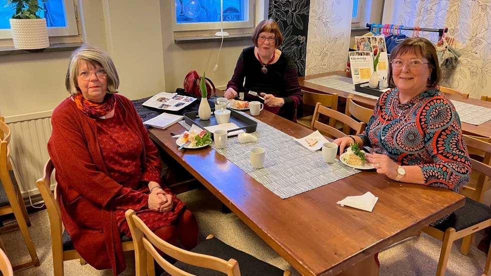 Fjolårets Vitsippsmottagare Harriet Gardebjörk gästade årsmötet tillsammans med Anita Lindfors, Rosvik, och Elisabeth Hultgren, Skellefteå, som skrivit boken ”Enita”.