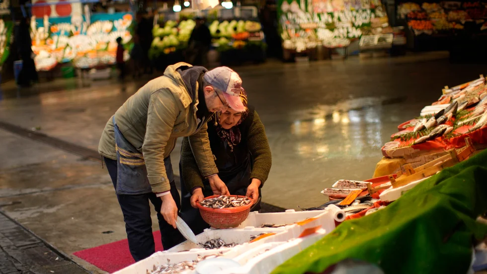 Försäljning av fisk i i Istanbul. Turkiet. Arkivbild.