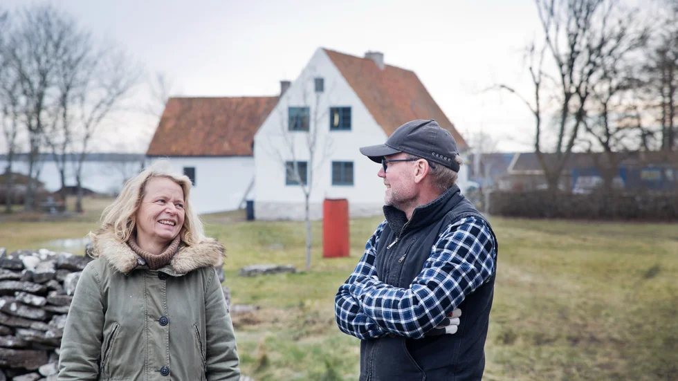 Stjärnkrögarna Agneta Green och Magnus Ek har sålt restaurang Oaxen Krog & Slip och köpt en kalkstensgård på Fårö. Förutom bostadshuset i bakgrunden finns det en ladugård, ett lambgift och tre stugor på tomten som ligger vid Mölnorviken.