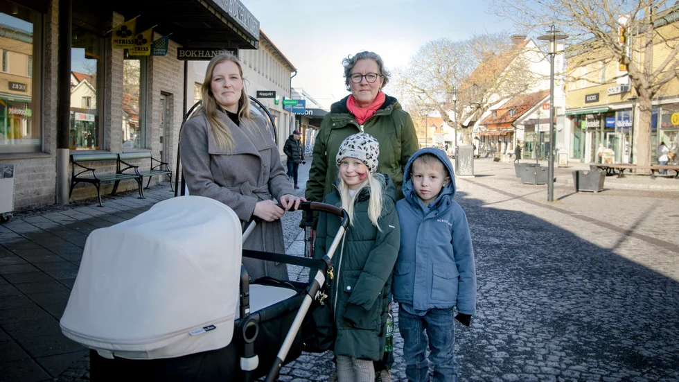 Elin Persén med barnen Vilma och Nils, samt Anna Söderdahl. "Nu har vi insett att vi kan spara pengar genom att beställa mat ut till oss. Det är billigare än att själv åka in till stan och handla."