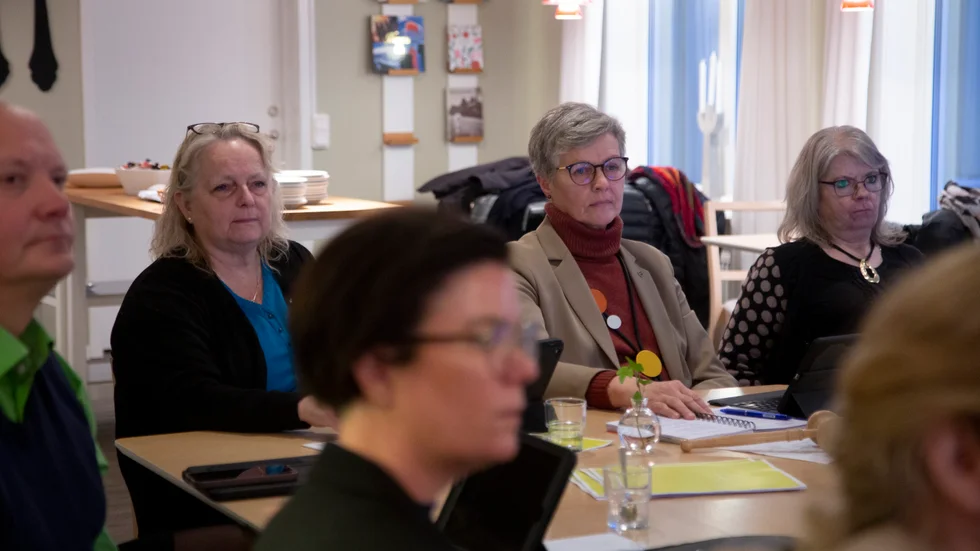 Marita Björkman Forsman (S) (t.v) kliver tillfälligt in som ordförande för Majvor Sjölund (C) (i mitten).