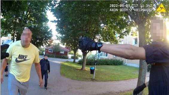 Vid polisens ingripande efter rånet uppstod tumult. Bilden är från en av polisernas kroppskameror. Flera blandade sig i ingripandet.