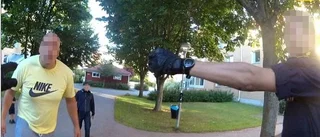 Poliser i underläge i tumultet efter rån • Tonåring blev stampad i huvudet och sparkades av maskerade gärningsmän