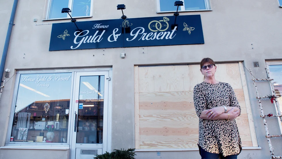 Maude Larsson driver och äger butiken Hemse Guld och present. Sedan inbrotten har hon fått folkligt stöd i sociala medier och flera som frågar hur det är. ”Jag uppskattar det jättemycket och jag behöver prata om det här, men ibland känns det jobbigt och jag behöver bara stänga av”, säger hon.