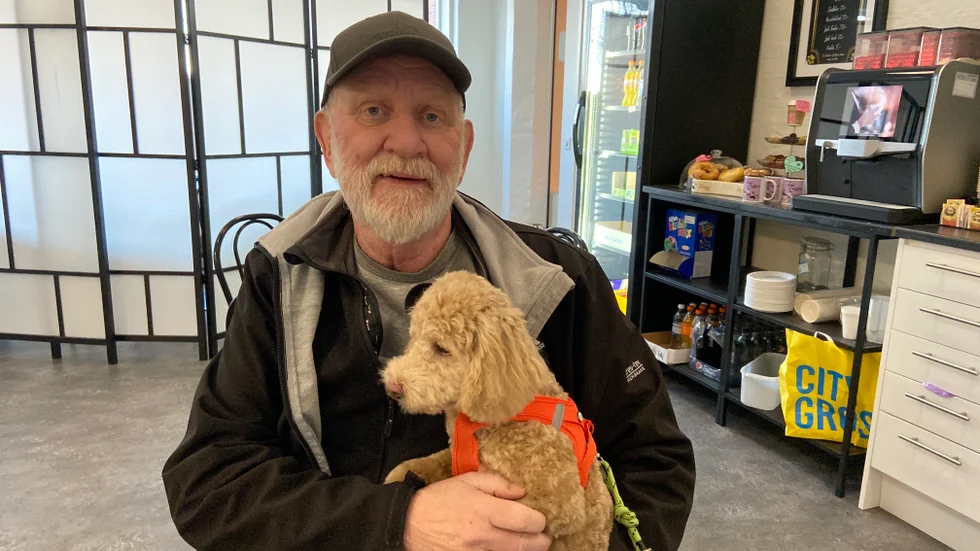 Anders Bjurling i Eskilstuna med sin hund Nilsson, en pigg pudelblandning på fem månader. 