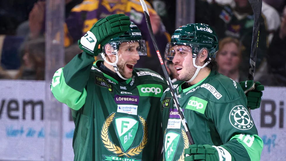 Per Åslund (t v) och Remie Elie firar den sistnämndes 2–0-mål mot HV71.