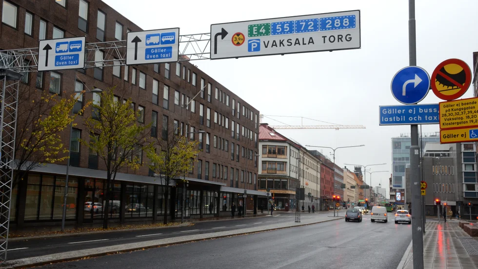 Det borde vara tillåtet att köra rakt fram på Kungsgatan i korsningen med Vaksalagatan, menar företrädare för Alliansen.