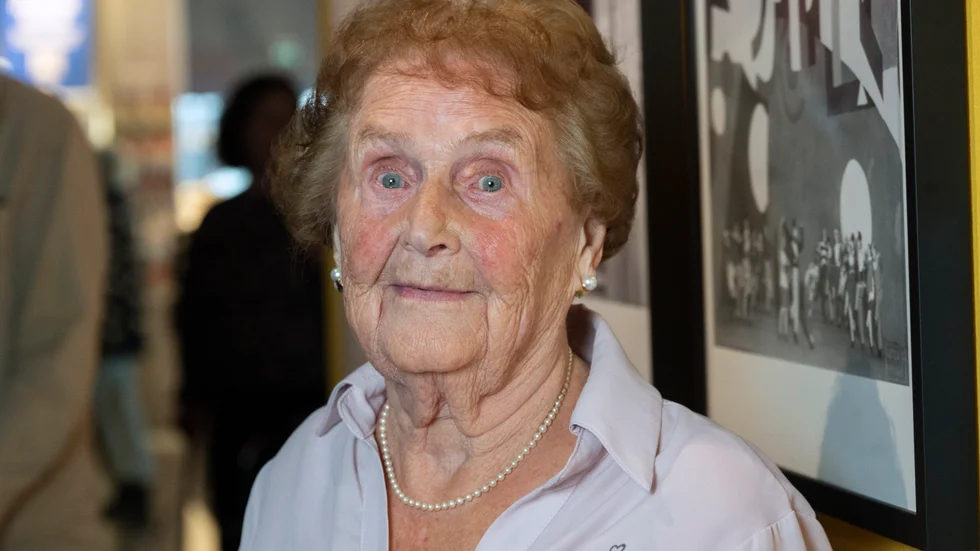 101-åriga Toni Wennerholm har bland annat jobbat på Sturebadet i Stockholm: "Där träffade jag lillprinsen – vår nuvarande kung – som kom dit för att lära sig simma".