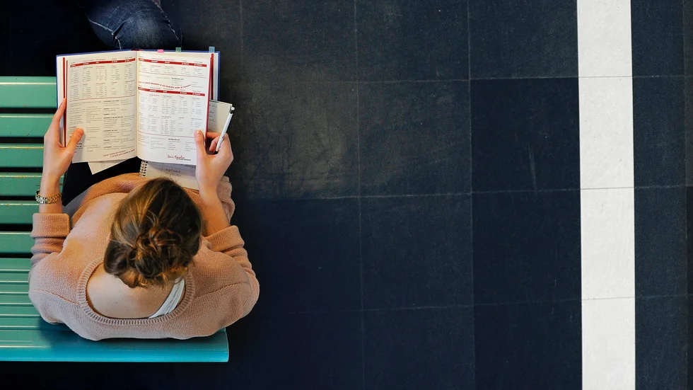 En vacker kvinnlig student eller inte är upp till var och en att avgöra. Men faktum kvarstår: vackra kvinnliga studenters högskolebetyg sjönk när de inte under coronapandemin var fysiskt närvarande.