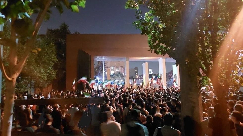 Studenter på Sharif University of Technology i Teheran protesterar mot regimen i Iran. Bilden har tagits av en privatperson den 7 oktober. Arkivbild.