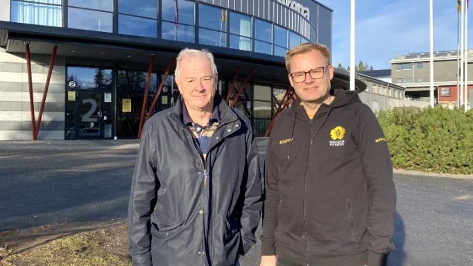 Railcare bjuder 800 vård- och omsorgsanställda på ishockey i samarbete med Skellefteå AIK. Här syns Railcares vice vd Ulf Marklund (t v) tillsammans med Skellefteå AIK:s marknadschef Håkan Billing