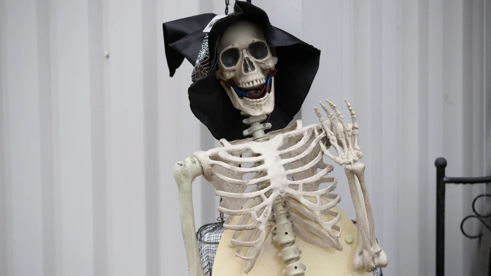 När höstmörkret sänker sig tittar skeletten fram ur garderoben.