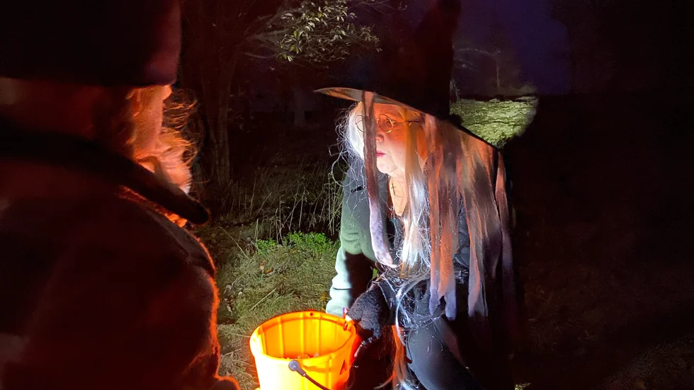 10 kilo godis gick åt under kvällen när det skulle smygas i parken och flera ställde upp för att hjälpa till med arrangemanget. "Jag har fantastiska medarbetare och i år fick vi även hjälp av två från hembygdsföreningen och två tomtar", säger Carita Thörn. 