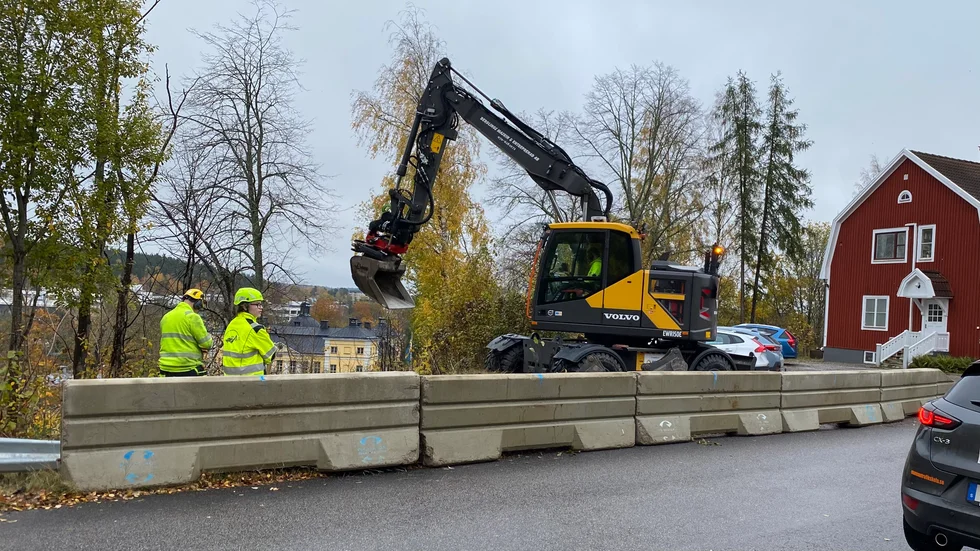 På måndagen arbetade Finspångs Tekniska Verk på flera platser sedan en ny läcka hade upptäckts.