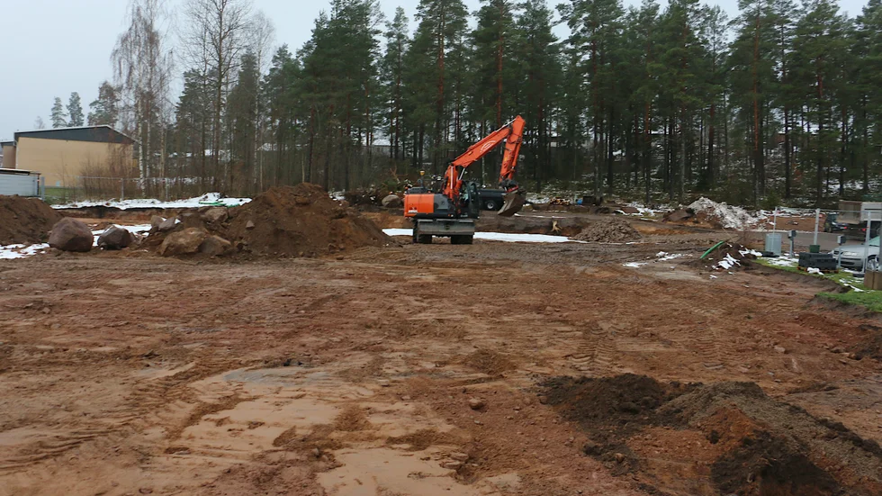 Arbetet med utbyggnaden är i gång. Först ska det bli en väg och sedan ska parkeringsplatsen flyttas. Sedan kan man börja på allvar.