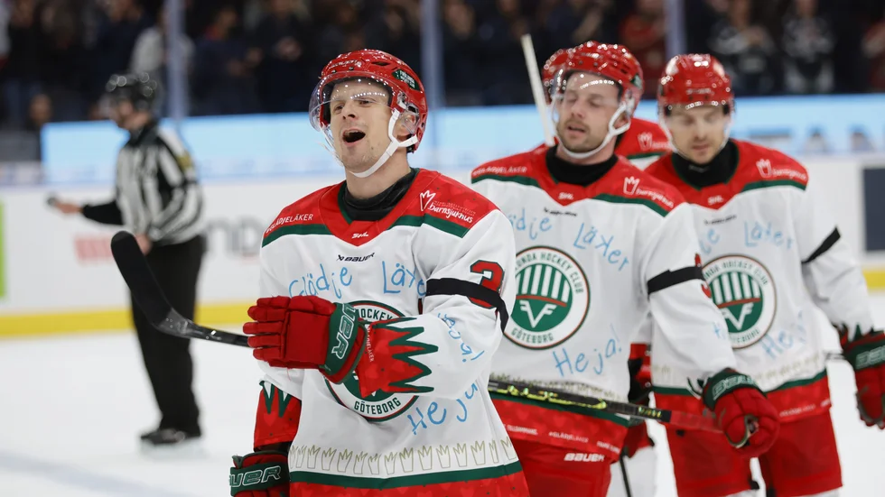 Nicklas Lasu, närmast kameran, jublar efter sitt 3–1-mål i sista minuten som definitivt avgjorde matchen mot Linköping.
