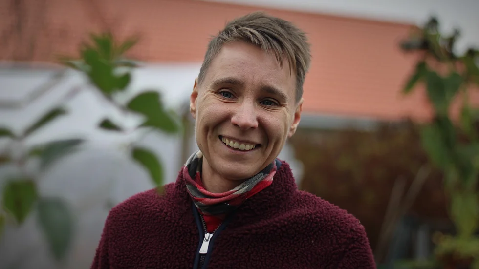 Om Malin fick välja några enstaka ätbara saker att odla? "Vitlök, lök och bönor, skulle jag nog säga. Då klarar man sig väldigt bra. Man blir ju inte mätt på bara vitlök, men det ger mycket till maten och man kan göra väldigt mycket med det".