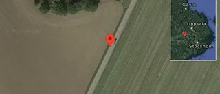 En personbil i singelolycka på väg 55