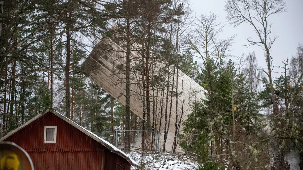Det 24 meter höga vattentornet sprängdes och föll till marken.