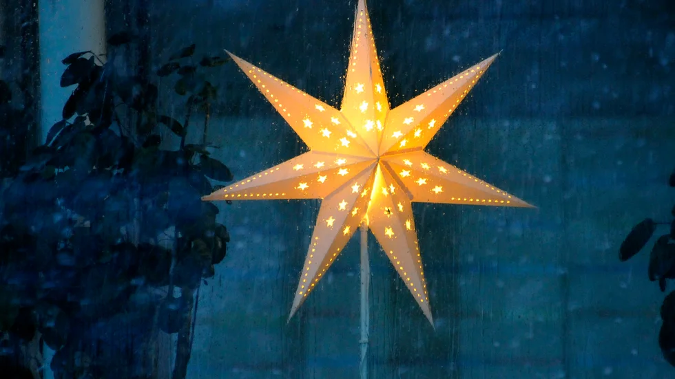 Arkivbild. LED-lamporna i nya adventsbelysningen drar bara en  bråkdel av vad traditionella glödlampor gör.