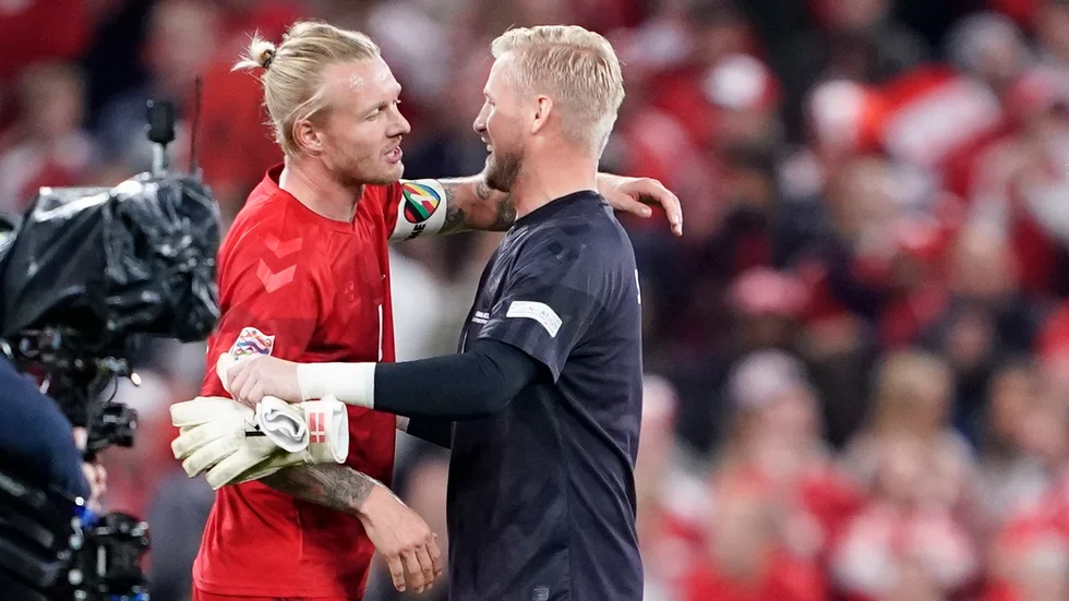 Danmarks lagkapten Simon Kjær, till vänster, var en av dem som bar "One Love"-armbindeln under Nations League-matcherna tidigare i höstas. Men i VM slopas bindeln. Arkivbild.