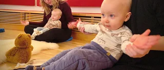 Klapp i händer och luftfärder på veckans babyrytmik 