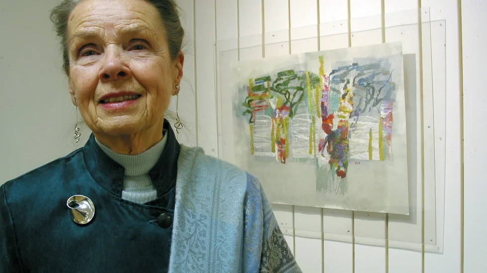 Rutinerade konstnärinnan Vivian Stenlund ställer just nu ut ett 40-tal av sin textila konst i Verner-rummet i Arvidsjaur.