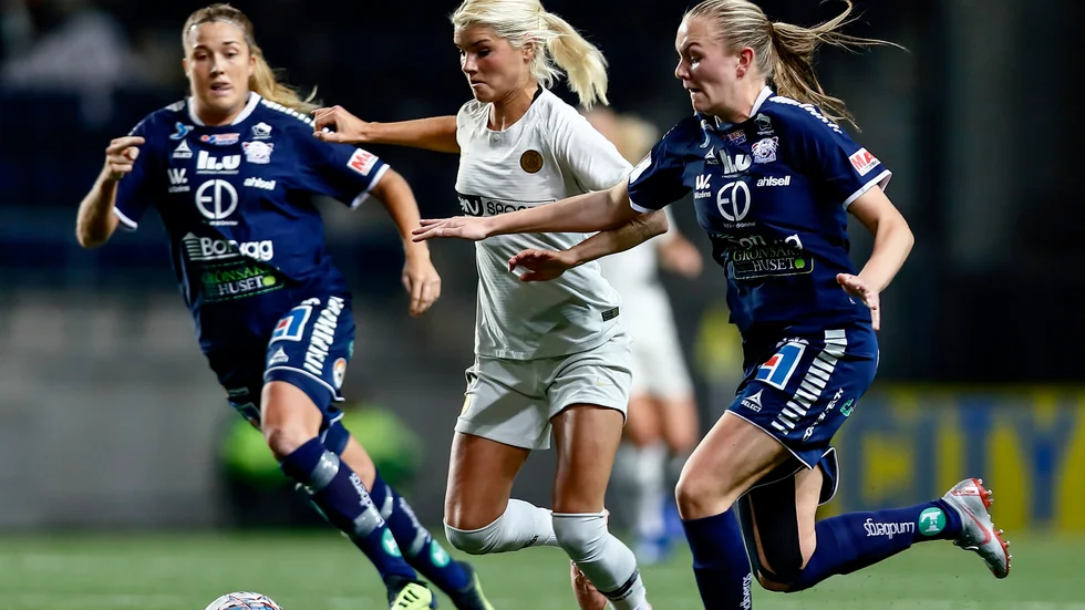 Dåvarande LFC-duon Filippa Angeldahl och Frida Leonhardsen Maanum i duell med Paris Andrine Hegerberg i Champions league-mötet 2018.