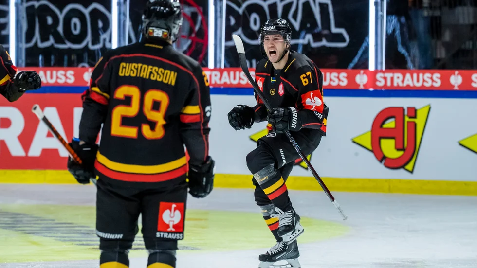 Konstantin Komarek avlossade bössan i powerplay och såg till att Luleå Hockey gick vidare till kvartsfinal i CHL.