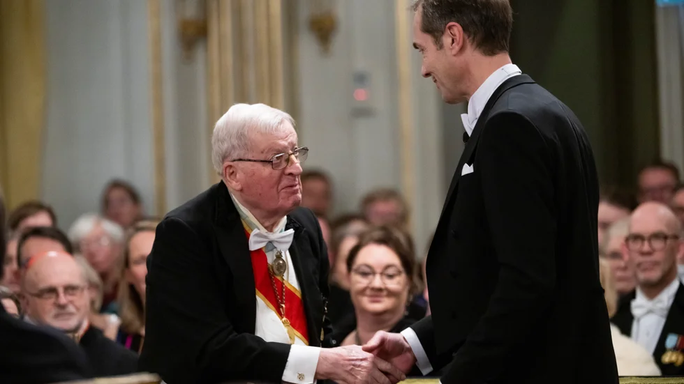 
Svenska Akademiens ständige sekreterare Mats Malm delar ut Akademiens stora pris till Stig Strömholm under Svenska Akademiens högtidssammankomst i Börshuset.