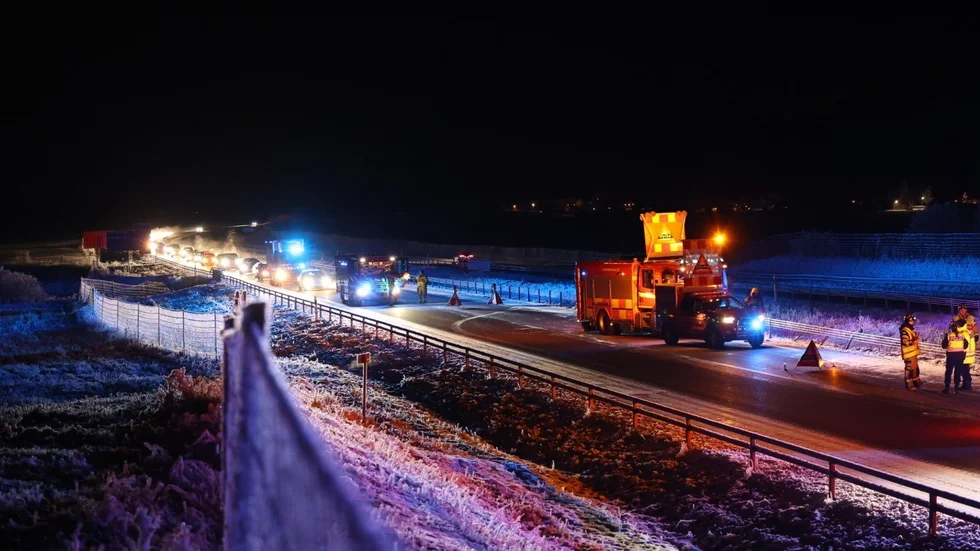 En personbil körde under julafton in i ett vajerräcke på E4 i närheten av Fullerö.