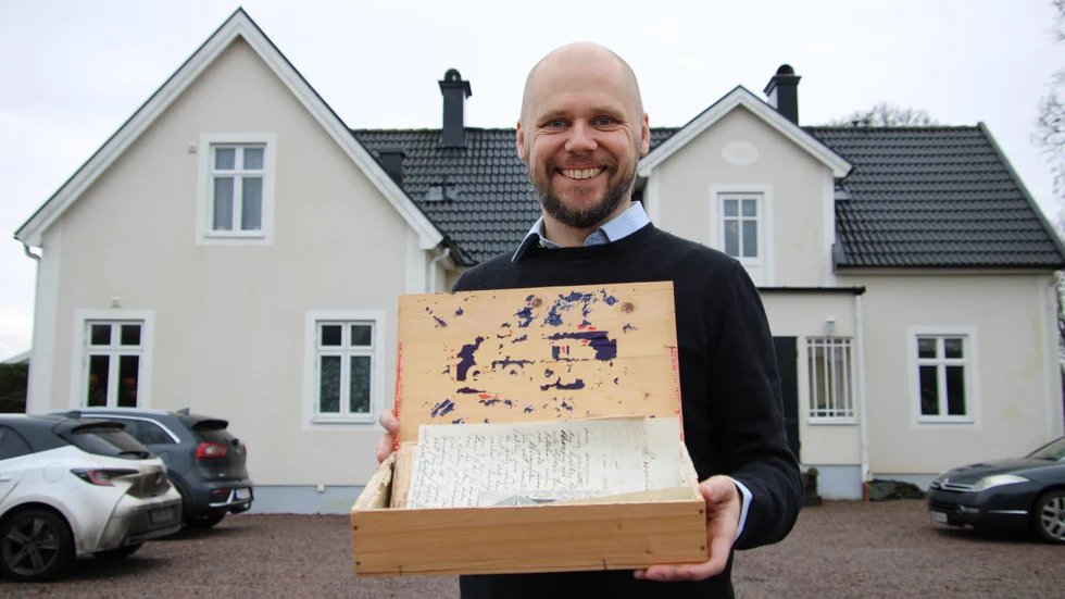 När Henrik Larsson renoverade den gamla lanthandeln Lillebo i Maspelösa gjorde han ett fynd under trappan. Det var den gamle lanthandlaren som skickade en hälsning från 1925.