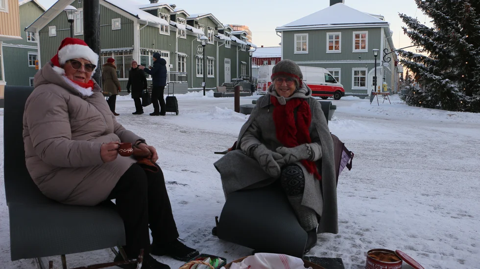 Bettan Berglund och Eina Granberg stod på Rådhustorget i sina tomteluvor dagen före jul.