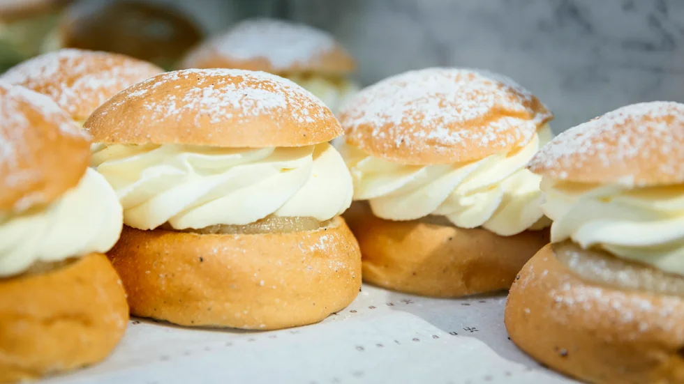 Många älskar semlor och hyllar säkert den "nya" traditionen med saffransemlor och vips kan bakverket ätas i olika varianter från advent till påsk. 