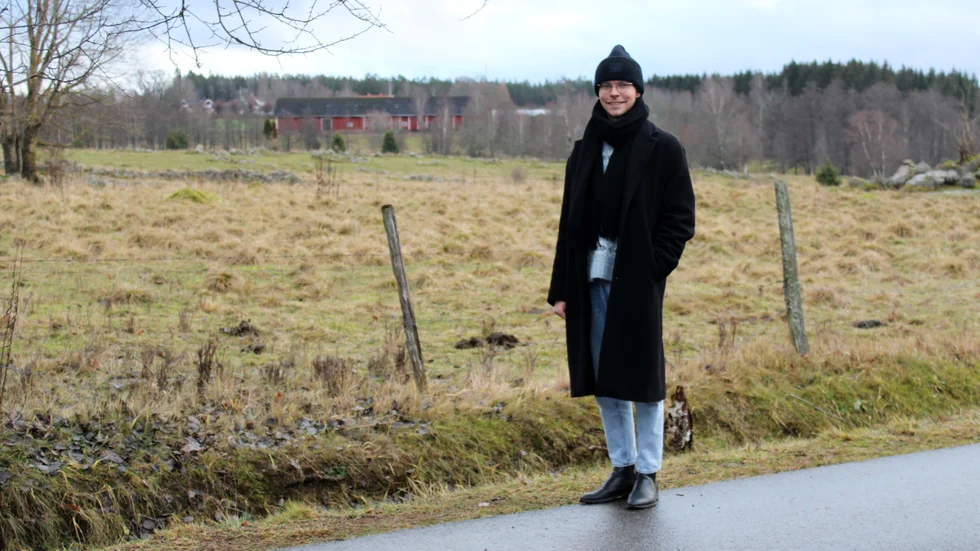 Alexander Högberg, 26 år gammal, började sin karriär i EU med en praktikplats. Efter det fick han jobb som pressekreterare hos Socialdemokraterna. Pappan Peter Högberg är kommun- och regionpolitiker och mamma Annika är ombudsman, så politiken har han i blodet.