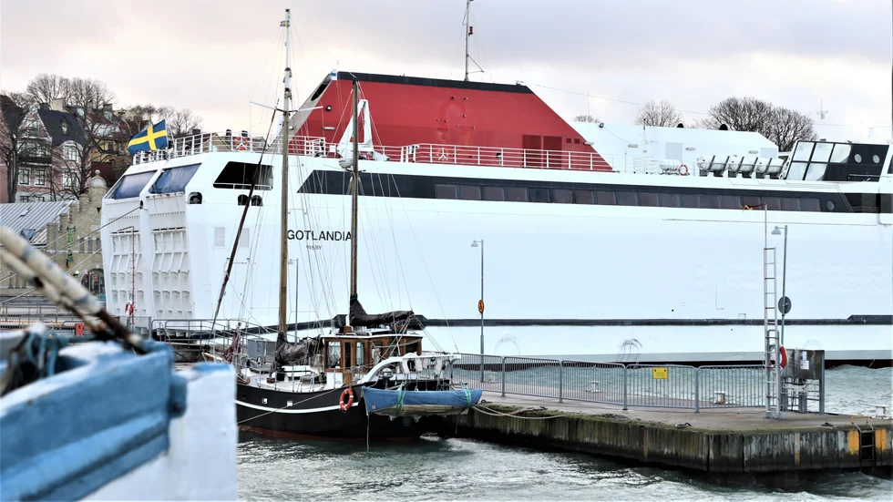 HSC Gotlandia är utan såväl logotyp på sidan och ”G” på skorstenen. Inom kort ska hon bort, möjligen gå till återvinning, det som tidigare kallades ”upphuggning”.