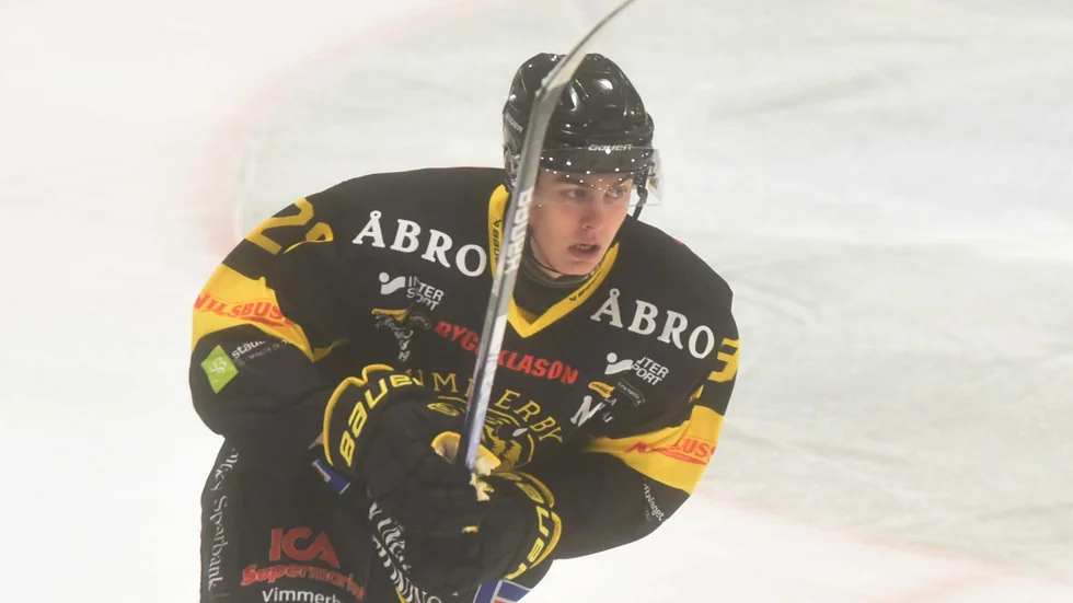 Adam Petersson var tillbaka i moderklubben Vimmerby och gjorde det viktiga 2-0-målet mot Borås.