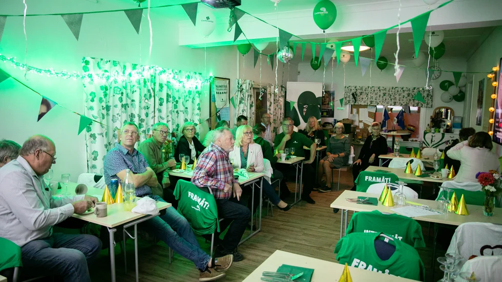 Partyhattarna fick stå kvar på borden under Centerpartiets lokala valvaka.