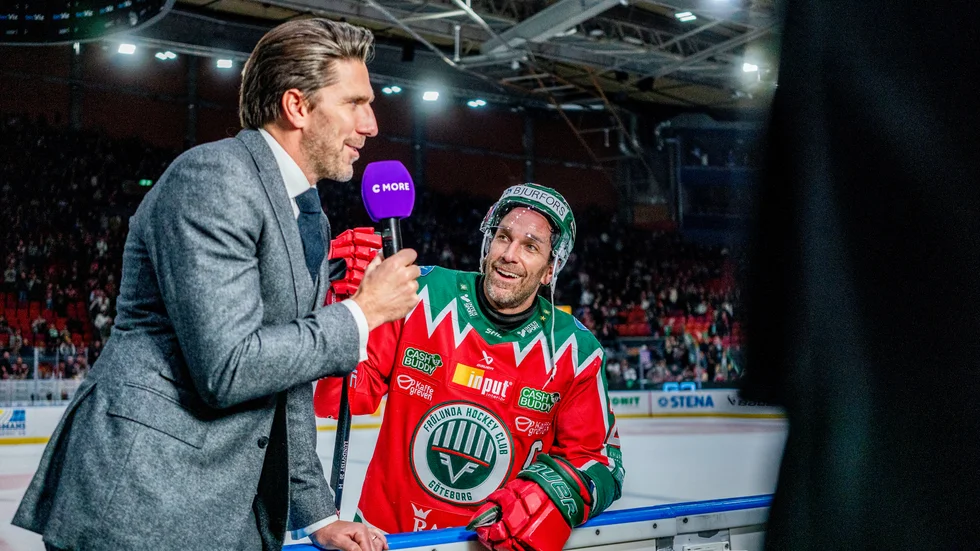 Henrik Lundqvist intervjuar brodern Joel Lundqvist i en av periodpauserna. Till slut föll dock Frölunda med 2–3 efter ett straffdrama mot Rögle.