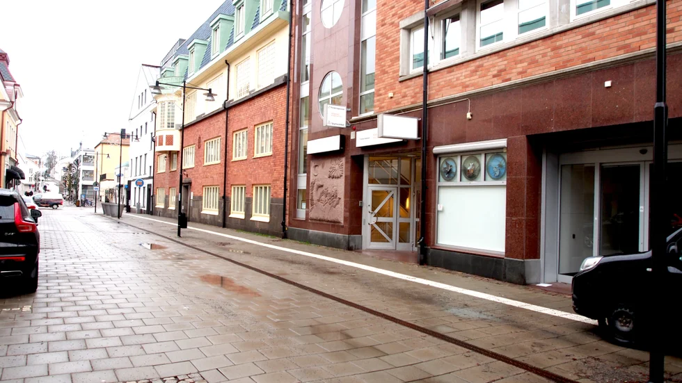 Myndighetens nuvarande entré på Kvarngatan. Här samsas Arbetsförmedlingen, Skatteverket, Pensionsmyndigheten och Försäkringskassan.