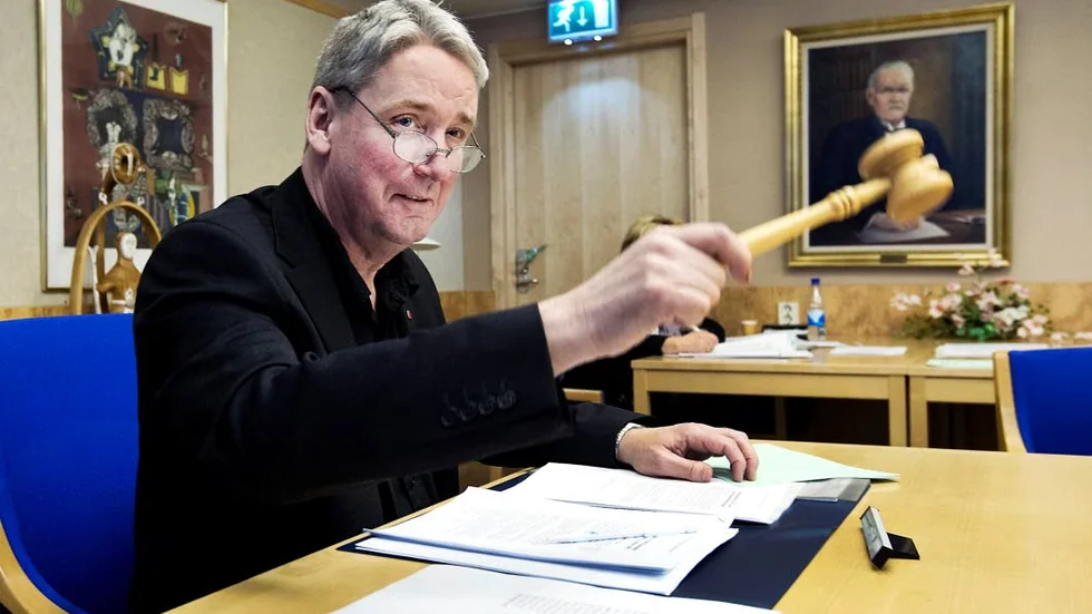 MAKTENS RUM. Kent Ögrens Socialdemokraterna och partiets allierade, Vänsterpartiet och Miljöpartiet, har majoritet i landstingsstyrelsen. Allt tyder nu på att Sverigedemokraterna inte kommer att vara representerat i styrelsen, vilket innebär att SD:s gruppledare går miste om oppositonsrådstiteln och tillhörande arvode på cirka 35 000 kronor i månaden.