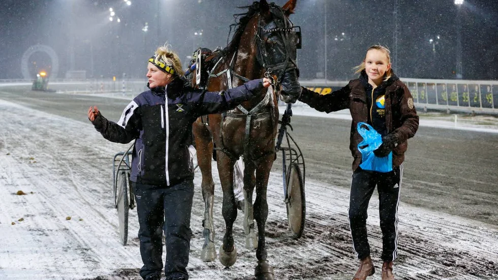 Lisa och Tilda Wahlberg tillsammans med hästen Mister Burman hade en bra kväll på Bodentravet.