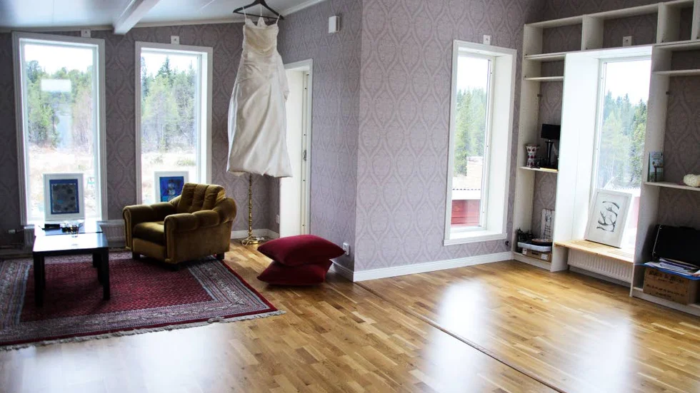 Nytt och fräscht. Övervåningen har fönster i tre väderstreck och utsikt mot Torneälven.