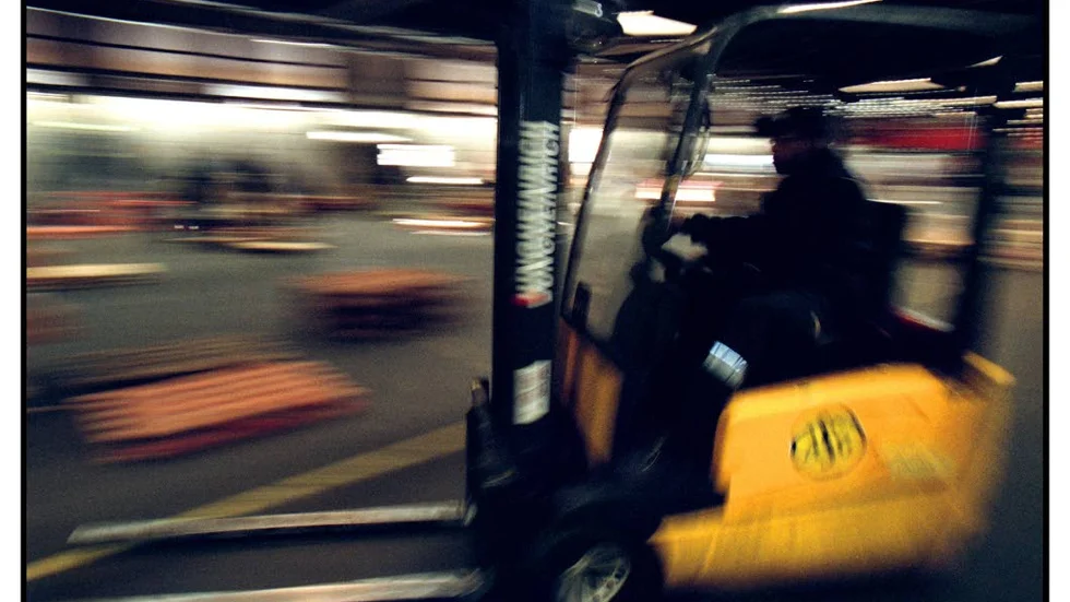 OLYCKA. Sommarjobbarna skötte omlastning av pallar med en gaffeltruck när olyckan inträffade.