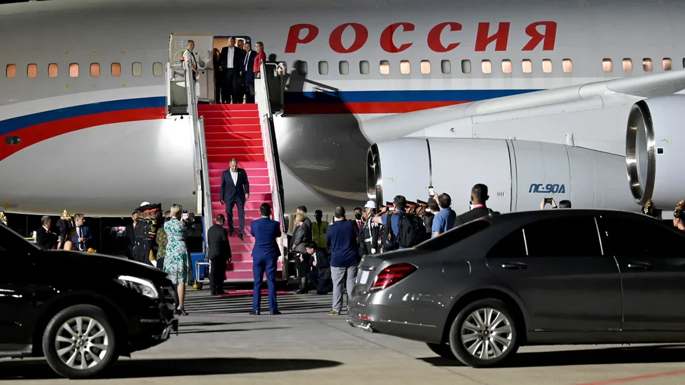 Sergej Lavrov anländer till Bali på söndagen.