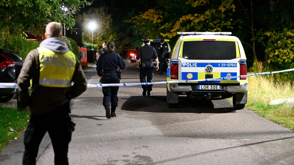 Under natten efter skjutningen på Bahcovägen arbetade polisen intensivt i området. 