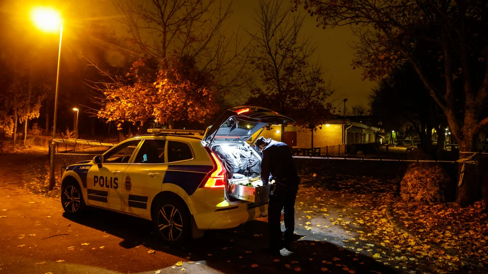 Polis på plats i stadsdelen Bäckby i Västerås där en man i 20-årsåldern sköts till döds 1 november. Arkivbild.